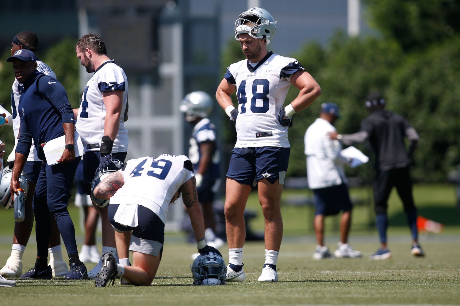 Rookie tight end Jake Ferguson (No. 48) resting during rookie mini-camp with the Dallas Cowboys (Credit: Tim Heitman-USA TODAY Sports)